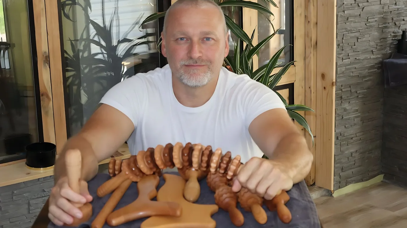 Richard Kulda ve své masérně s nástroji na maderoterapii